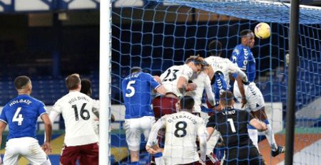 英超-埃弗顿2-1阿森纳升至第二 奥巴梅扬缺阵铁卫乌龙