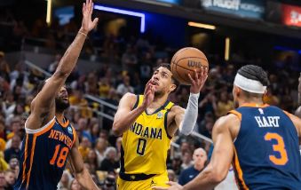 NBA季后赛-步行者狂胜尼克斯追至2-2 哈利伯顿20+6+5
