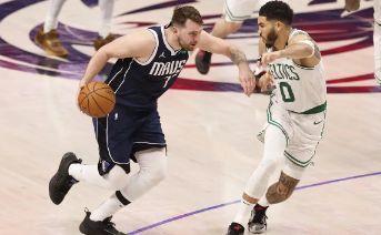 NBA季后赛-绿军3-0独行侠&夺冠军点！双探花61分 欧文35分&东契奇被罚下