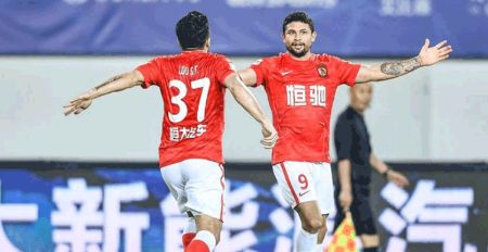 中超-杨立瑜艾克森建功 广州2-1送山东首败升榜首