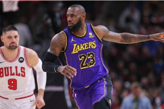 NBA-詹姆斯空砍准三双德罗赞27分 公牛8人上双124-108送湖人3连败