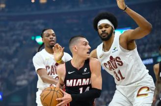 加兰21+9 米切尔30+6 希罗空砍33分 骑士121-112大胜热火2-0