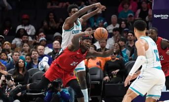 热火98-94险胜黄蜂 鲍尔32+10+7 希罗27+8+5 罗宾逊22分