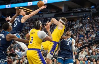 湖人87-97不敌森林狼 詹姆斯伤缺 爱德华兹23分 浓眉23+11