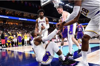NBA季前赛-詹姆斯父子同台砍19+5 浓眉17+8 太阳118-114逆转湖人