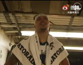 绝杀功臣李走回更衣室 接受全队后勤人员击掌祝贺