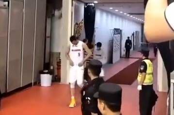徐杰刚打CBA同联哥一起出场 很多球迷以为是阿联儿子呢