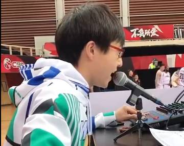MC长得幼声音却很厚实！辽宁男篮出场时主持人介绍