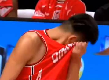 啥情况？CBA欢乐场面之青岛被迫换人