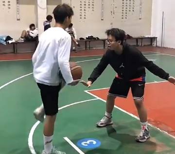 学会了吗？一个单挑小技巧