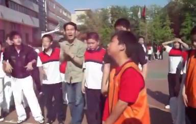 从小就是大心脏！看看学生时期杨皓喆打球的视频