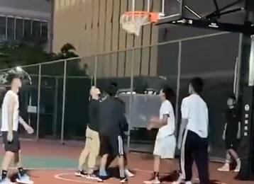 这是NBA看多了嘛 小小年纪打球打出了职业范儿