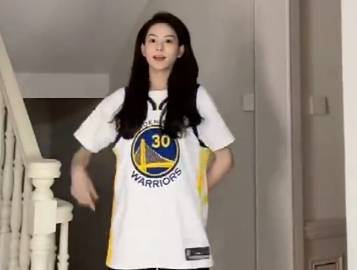 一枚身材高挑的女勇蜜 甜美装&成熟装都hold得住