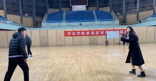 现在流行这样玩？篮球场上的“惨剧”