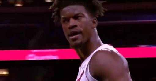 别的不说 巴特勒怒视裁判这一瞬间也太像乔帮主了！