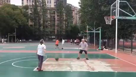最浪漫的事！等你老了我依然可以陪你打球