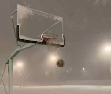 在大雪中打球是一种什么体验？这哥们竟然还穿短袖！