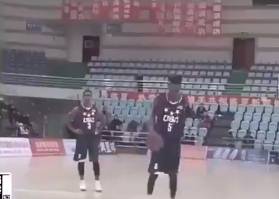 没有什么可以阻挡你热爱篮球 即使只有一只手