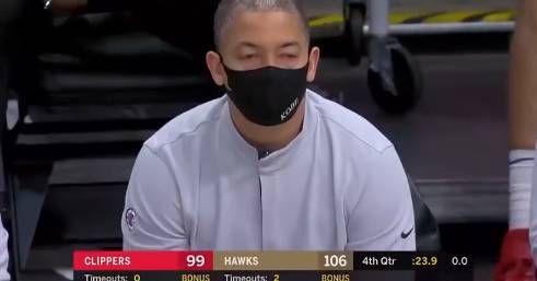 泰伦-卢今日戴印有KOBE字样的口罩