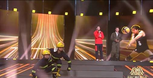 央视跨年盛典郭艾伦和黄景瑜演唱画面
