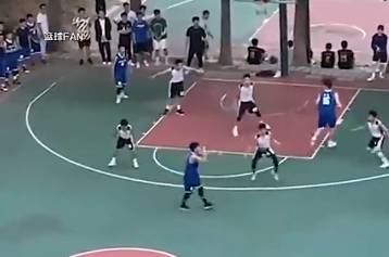 配合的可以啊！中学校园比赛惊现NBA战术