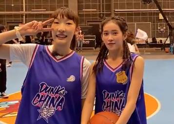 身高碾压！韩旭跪着都比一位小姐姐高