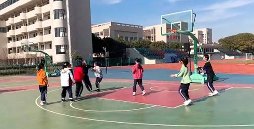 有没有觉得女生们打篮球好可爱？
