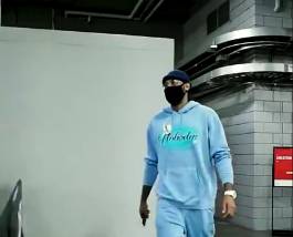 瓜哥早早抵达球馆，今天这身装扮很休闲啊！