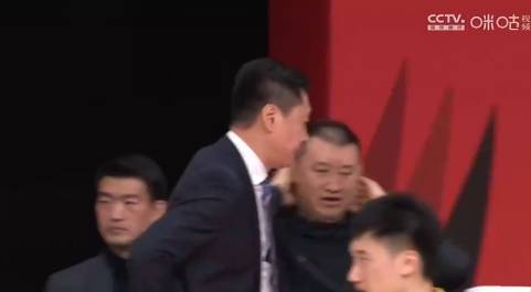 越讲越生气！暂停时李春江暴怒训斥队员怒摔战术板