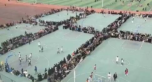 真是令人怀念！这才是校园篮球该有的氛围