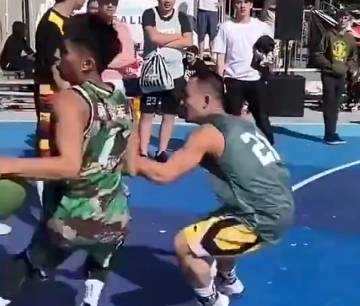 这哥们防五个回合就吹下去了 侵人、推人，各种防守犯规