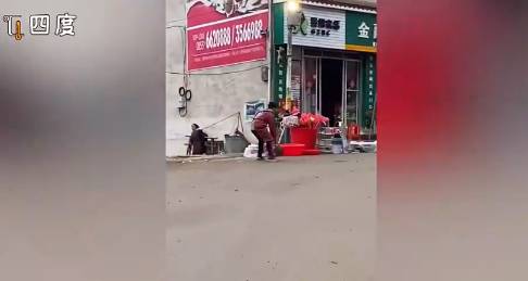 梦想未丢！地摊老板闲暇时间熟练运球引发网友热议