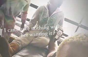 舒服呀！韦大爷在家享受着老婆的筋膜枪按摩