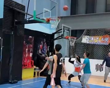 摘下防守篮板转身就是一记三分