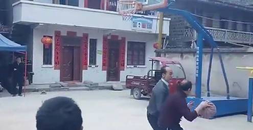 好家伙！两位大叔单挑这对抗什么水平？