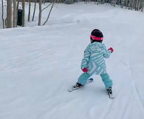 好可爱！科比的小女儿去滑雪