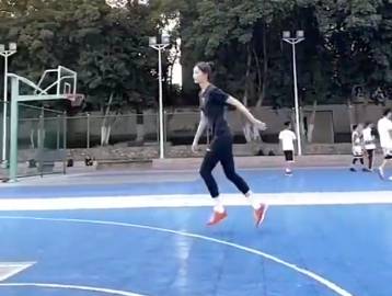 一位长腿小姐姐加速起跳摸筐 吧友们猜猜她有多高？