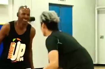 吴亦凡单挑雷阿伦 干拔跳投稳稳命中！