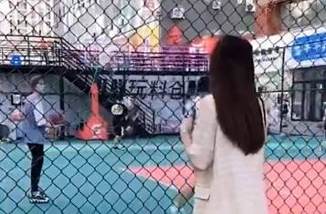 妹子：你们有女友吗就知道打球 过来要微信爱情不就来了