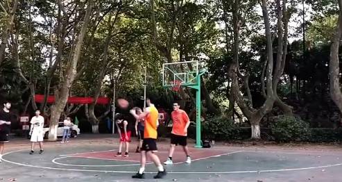 哥俩感情还是挺好的！哈雷尔&贝弗利赛前相拥寒暄