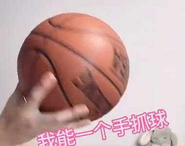 猜猜看NBA里谁的手最大？让张曼源告诉你