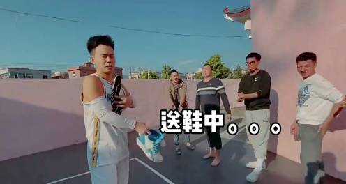 国产模仿帝新作致敬林书豪 嬉笑调侃“一边打球一边打人”
