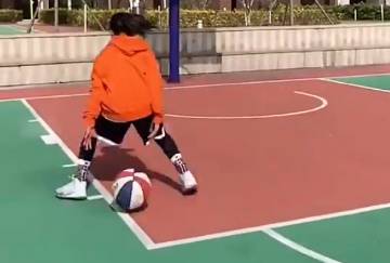 小姐姐这丝滑运球能秒杀多少吧友？