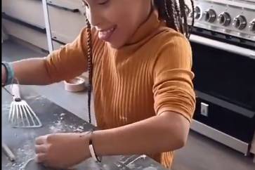 跟老爸库里一模一样？！莱利在家做饺子