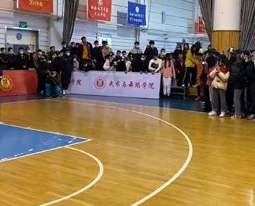 厉害了！小伙子飞跃8人完成背扣