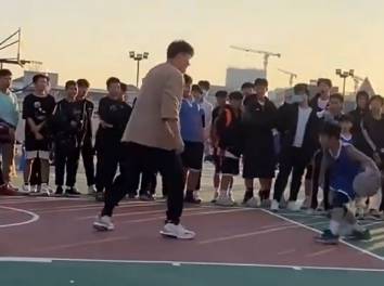 来看看7岁小朋友怎么打头盔哥的