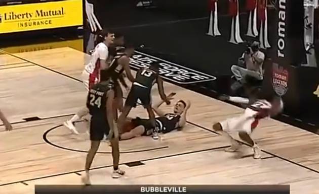 小伙子若是进NBA很能抢戏！斯科蒂-刘易斯之鲤鱼打挺