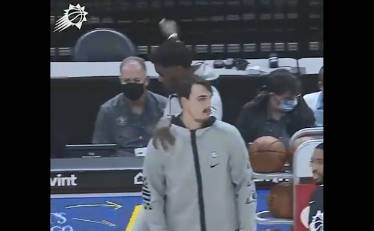 还挺憨！艾顿季前赛首战赛前上演魔鬼舞步