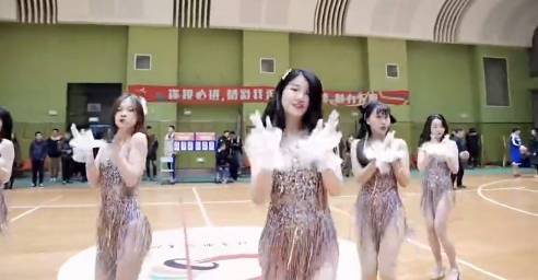 啦啦队妹纸们在跳舞 一旁小伙子们竟还在专心打篮球