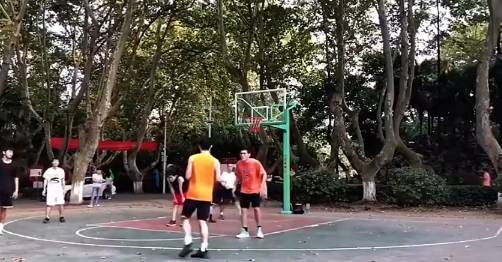野球场碰上这样的对手肿么办？